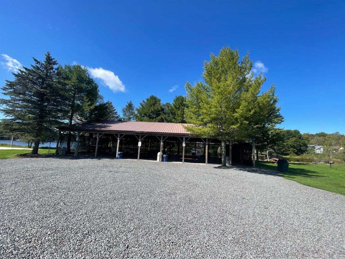 Rustic Arrowhead Lodge Pocono Lake Exterior photo