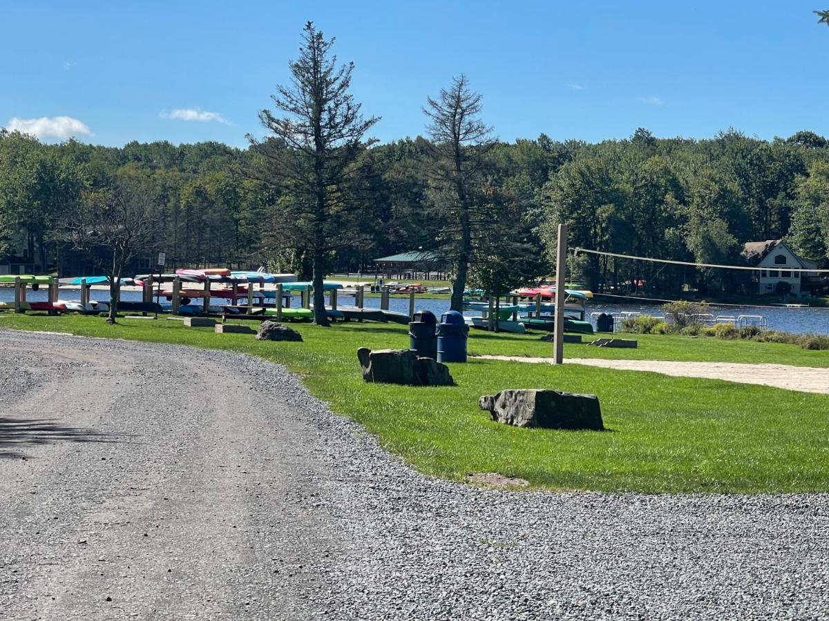 Rustic Arrowhead Lodge Pocono Lake Exterior photo