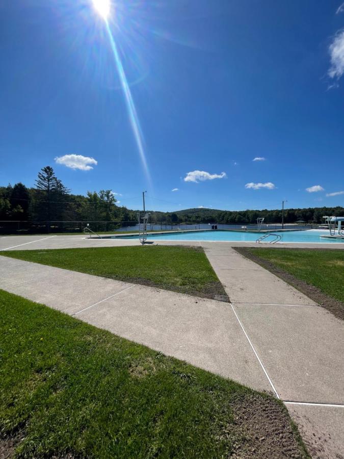 Rustic Arrowhead Lodge Pocono Lake Exterior photo