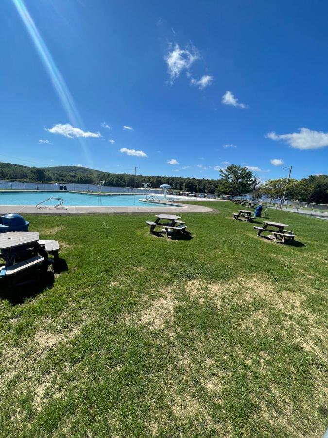 Rustic Arrowhead Lodge Pocono Lake Exterior photo