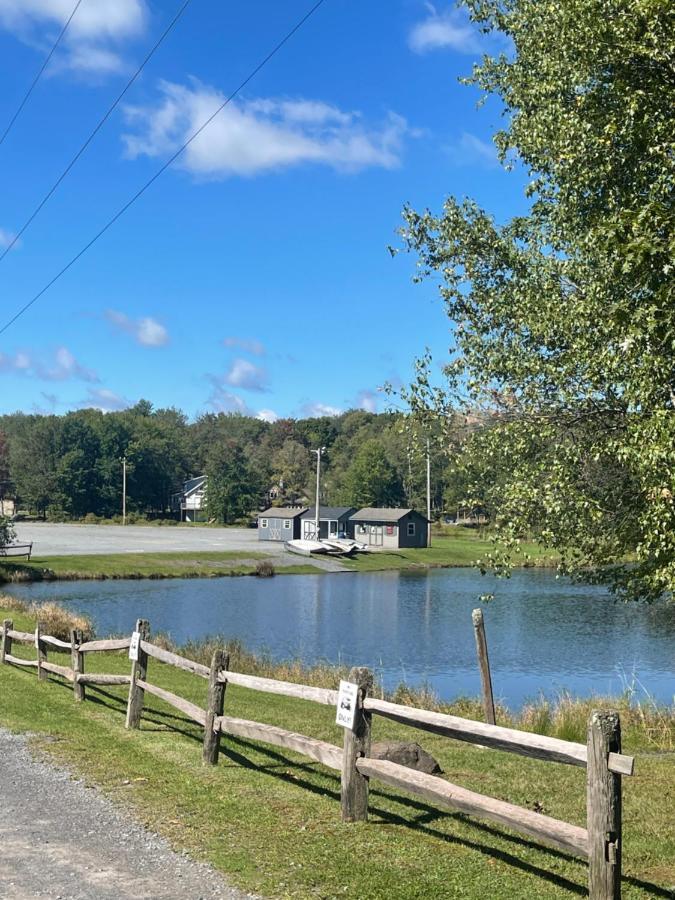 Rustic Arrowhead Lodge Pocono Lake Exterior photo